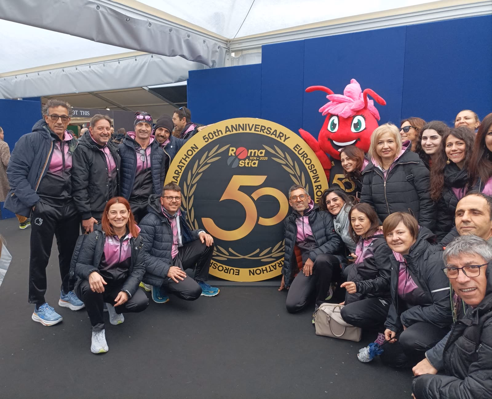 Gli atleti della Polisportiva Atletica Mazara in divisa sociale rosa e nera, riuniti per una foto di gruppo